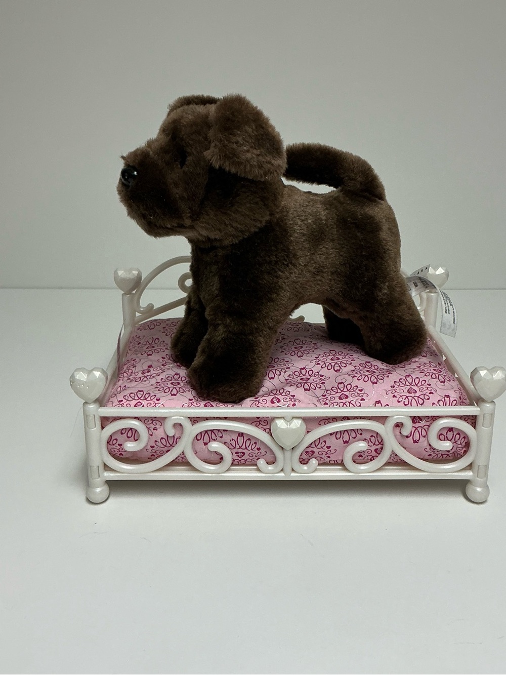 American Girl Brown Plush Puppy Chocolate Lab with White/Pink Pet Bed